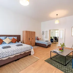 Retreat Downtown براغ